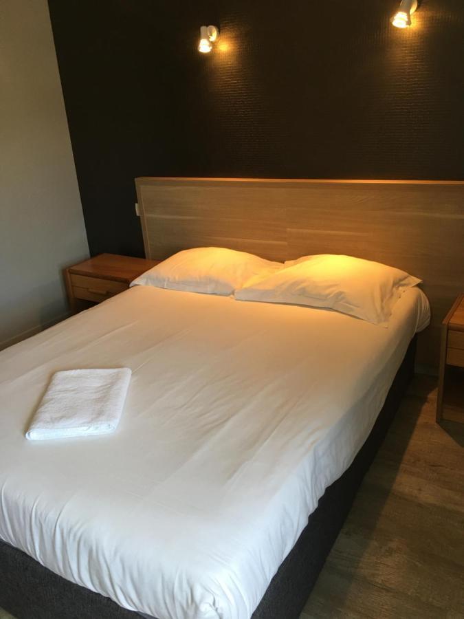 Hotel Le Bretagne Et Restaurant Le Papillon Gorron Екстер'єр фото