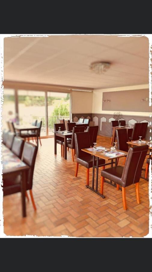 Hotel Le Bretagne Et Restaurant Le Papillon Gorron Екстер'єр фото