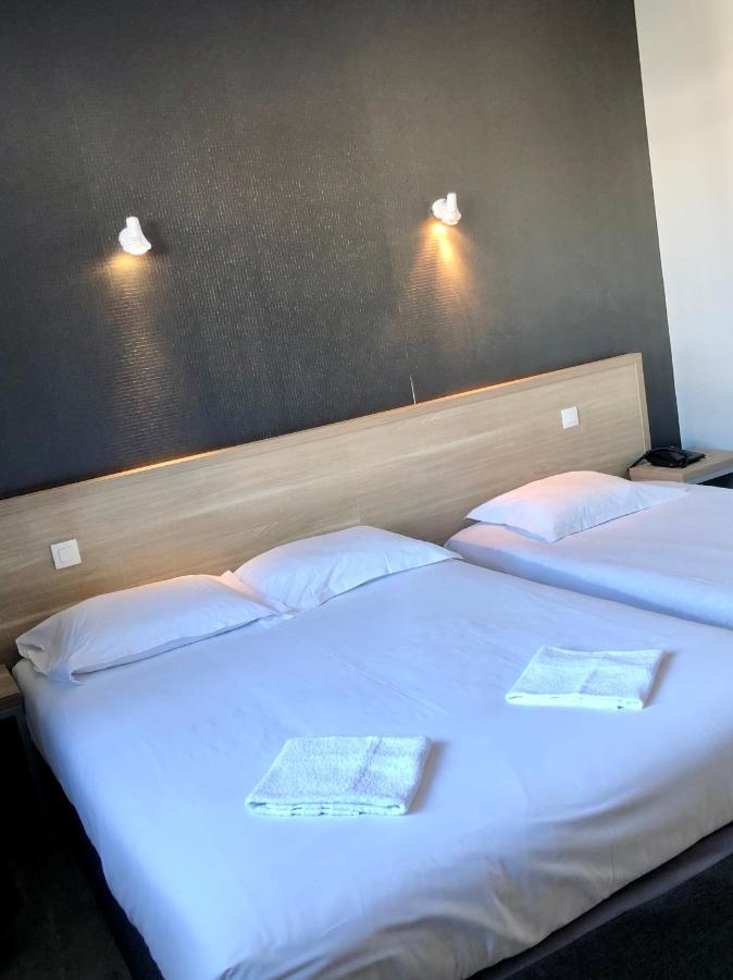 Hotel Le Bretagne Et Restaurant Le Papillon Gorron Екстер'єр фото